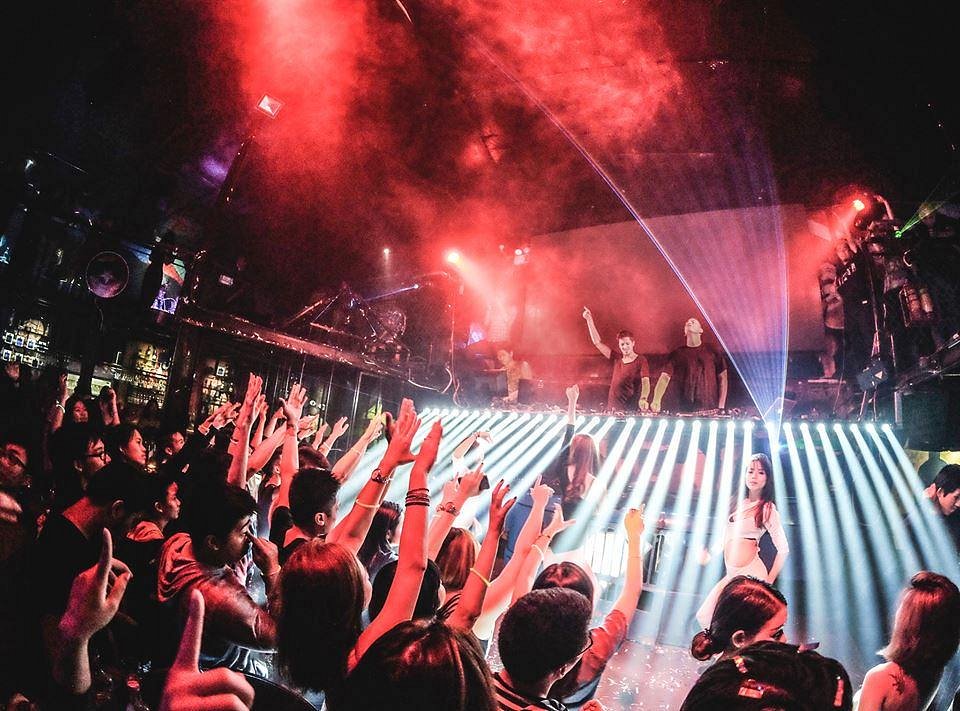 3 ĐỊA ĐIỂM NIGHTLIFE VỀ ĐÊM TẠI HÀ NỘI KHIẾN BẠN QUẨY HẾT MÌNH